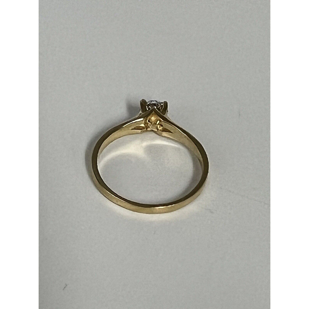 Beautiful 10k Yellow Gold Zirconia Ring