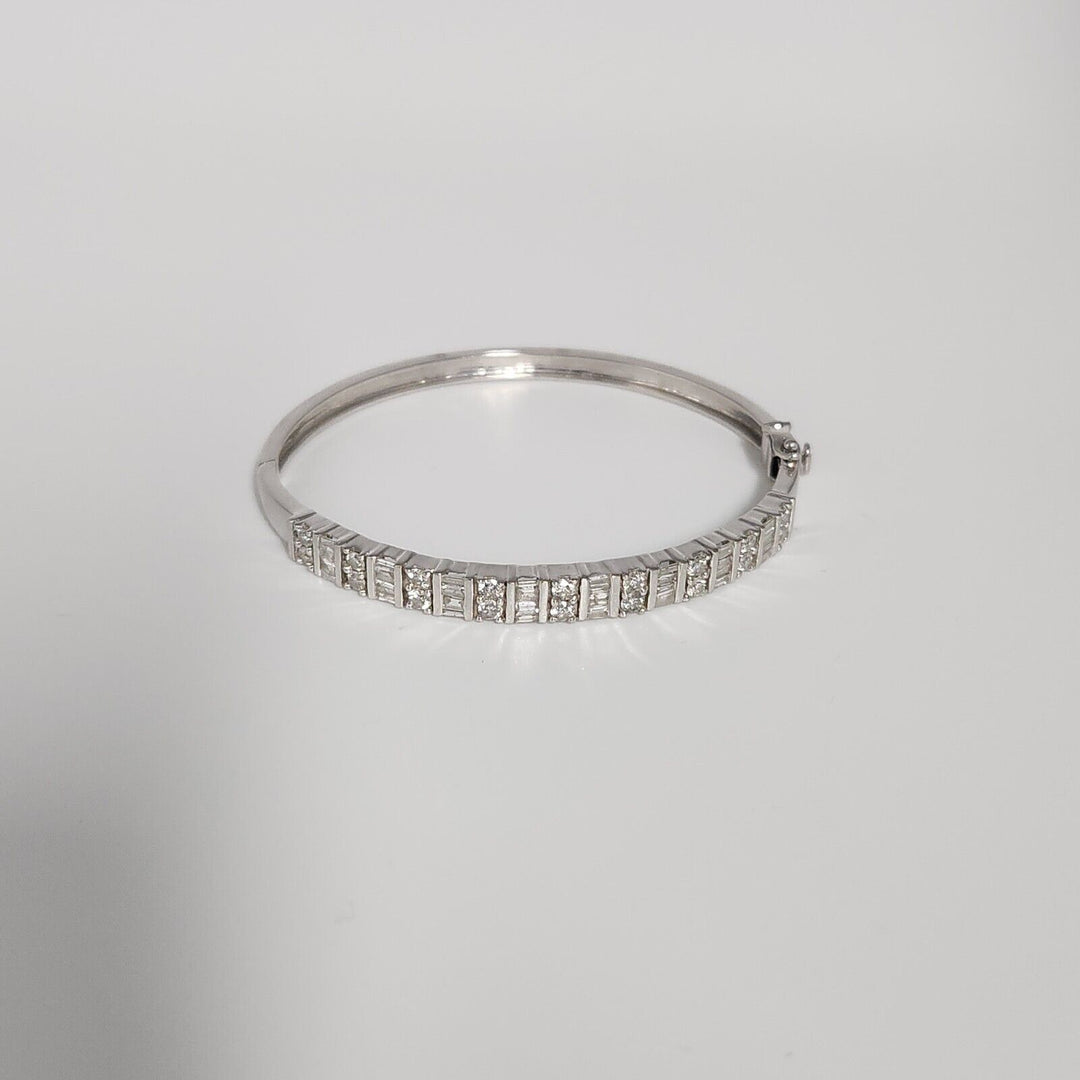 Beautiful 14k White Gold 2.04ct Diamonds Bangle Bracelet