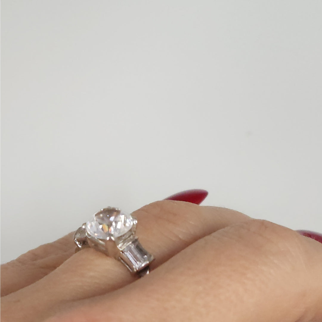 14k White Gold Round Reflex Stone with Baguette Accents size 5.5