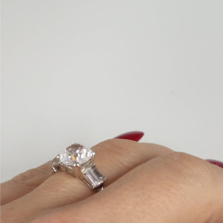 14k White Gold Round Reflex Stone with Baguette Accents size 5.5
