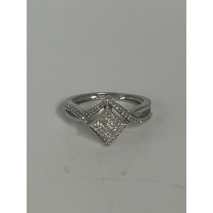 Gorgeous 10k White Gold Diamonds Ring 0.25 CT , Size 6