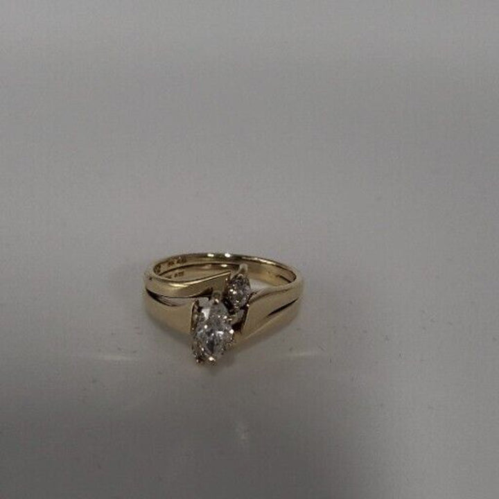 14k Gold Three Stone Diamonds Ring With 4.4g Of Gold, Size 6