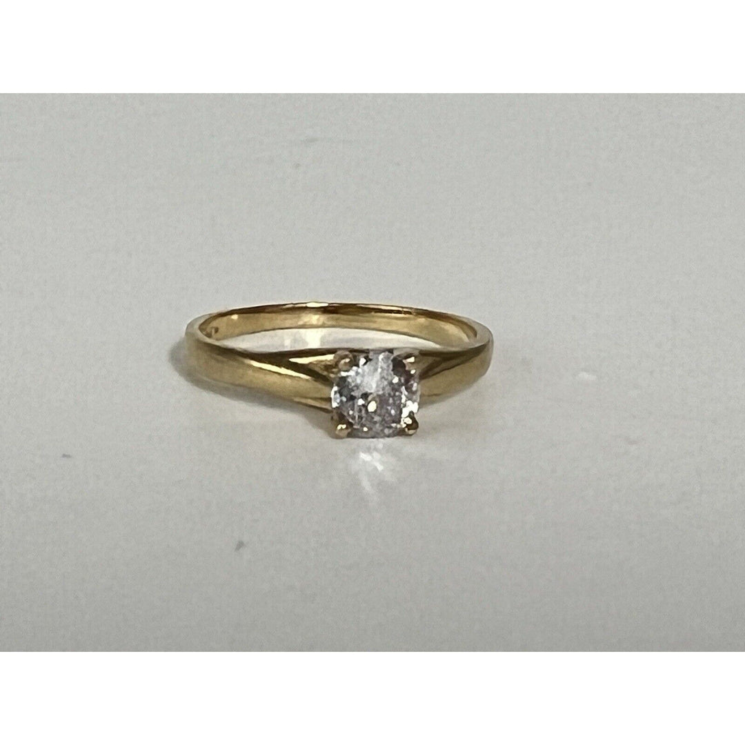 Beautiful 10k Yellow Gold Zirconia Ring