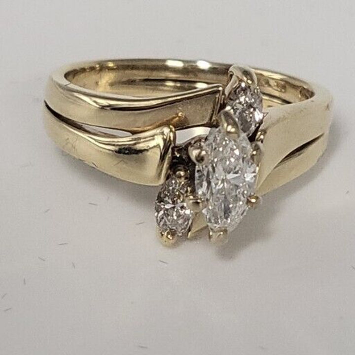 14k Gold Three Stone Diamonds Ring With 4.4g Of Gold, Size 6