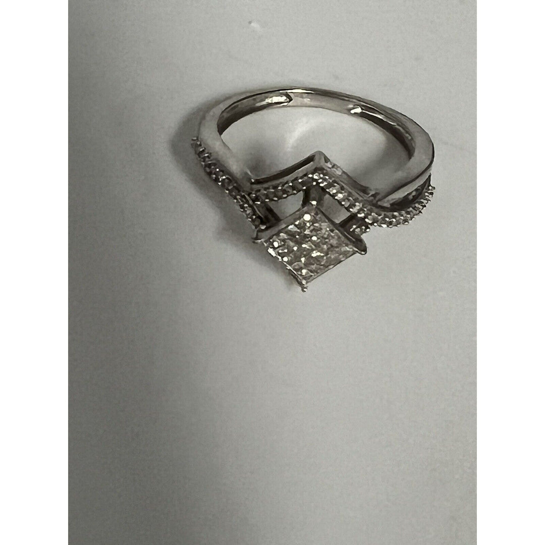 Gorgeous 10k White Gold Diamonds Ring 0.25 CT , Size 6