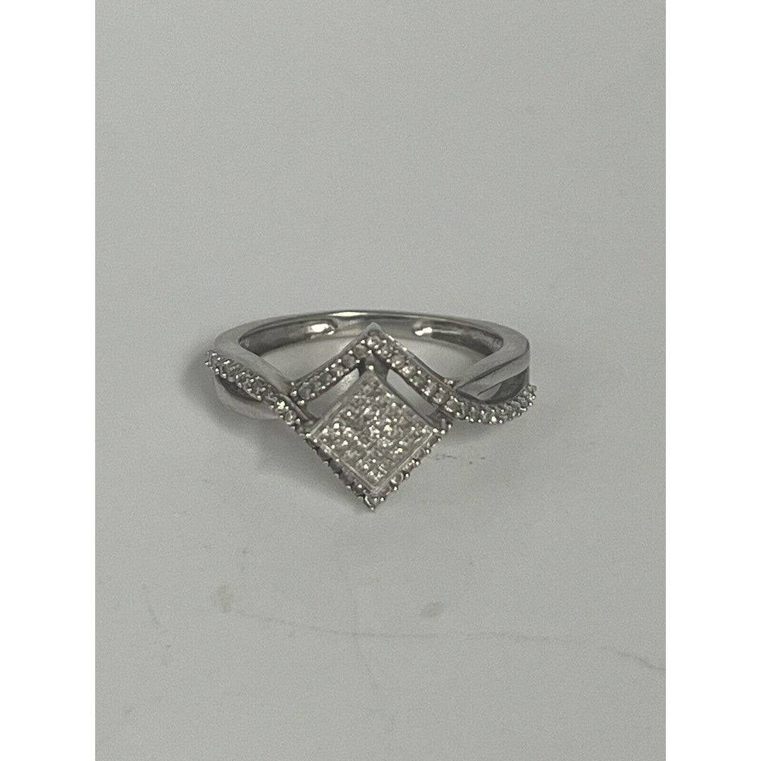 Gorgeous 10k White Gold Diamonds Ring 0.25 CT , Size 6