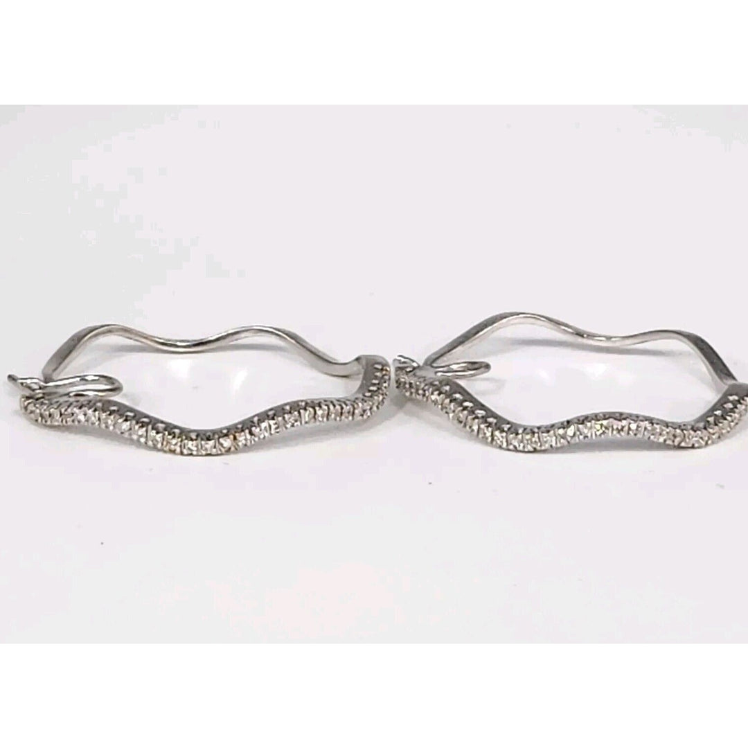 Elegant Wavy 18k White Gold Diamonds Hoop Earrings