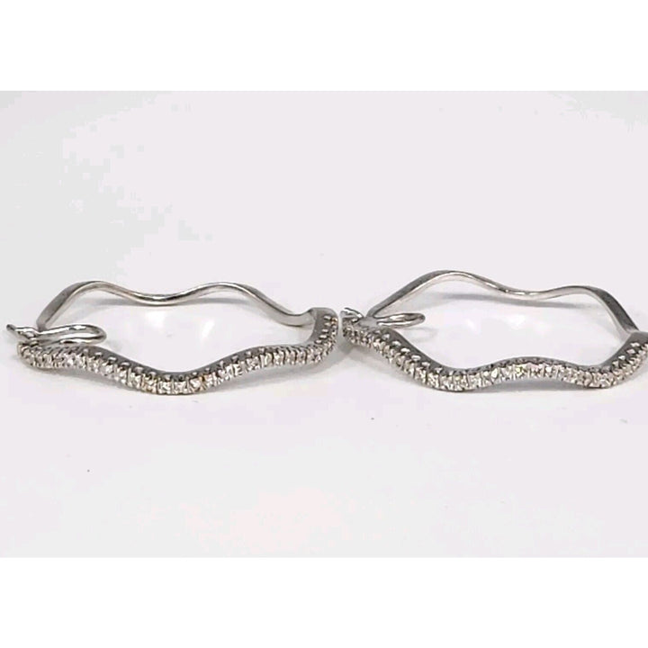 Elegant Wavy 18k White Gold Diamonds Hoop Earrings