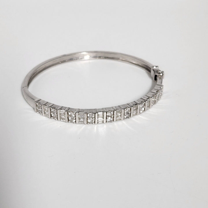 Beautiful 14k White Gold 2.04ct Diamonds Bangle Bracelet