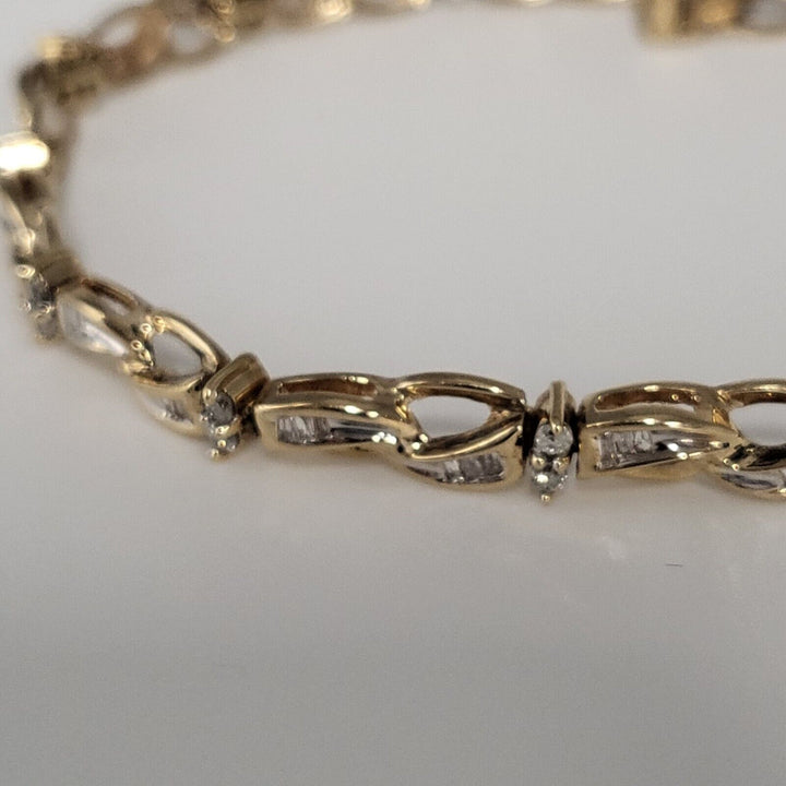 Beautiful 10K yellow gold oval link Diamonds Bracelet 7"