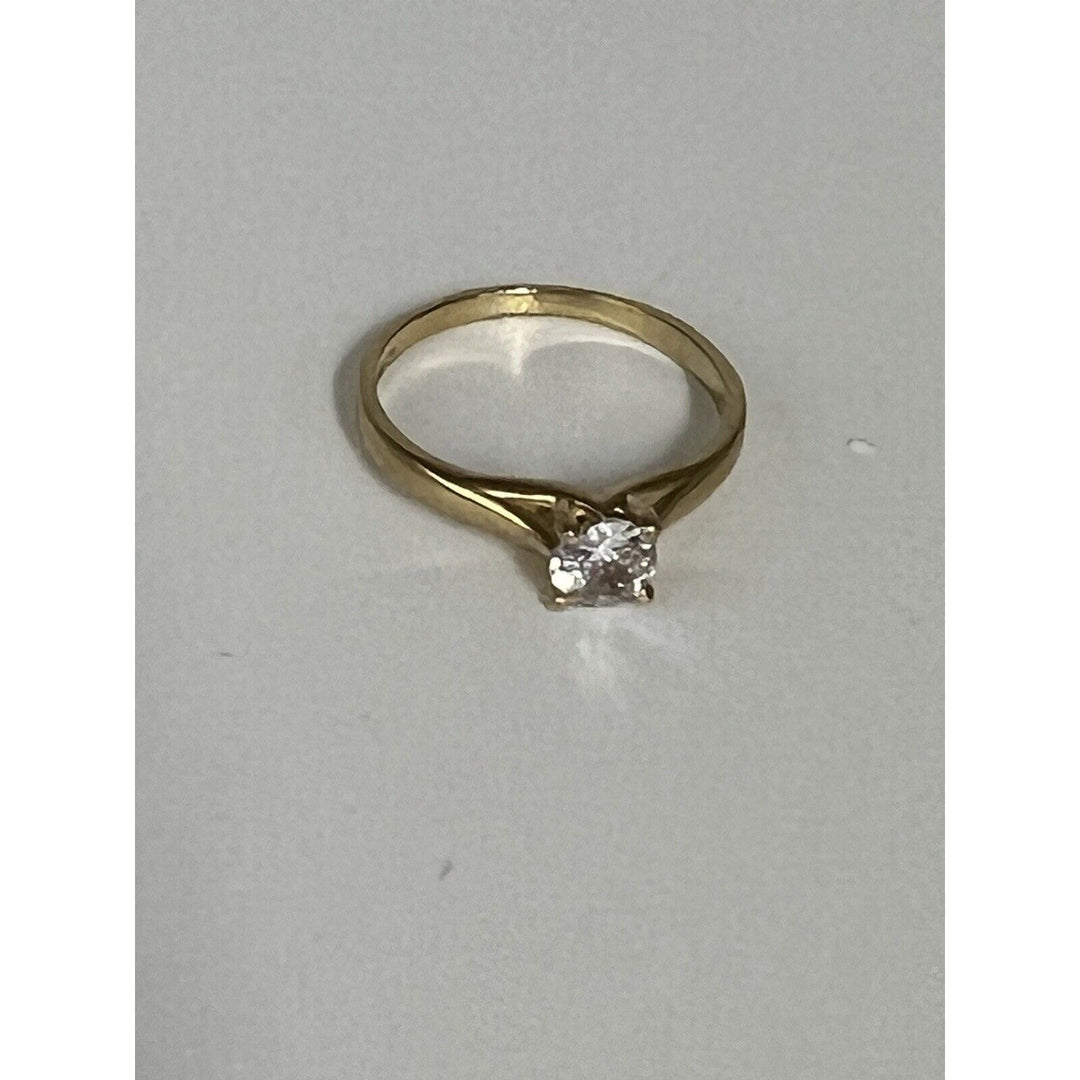 Beautiful 10k Yellow Gold Zirconia Ring