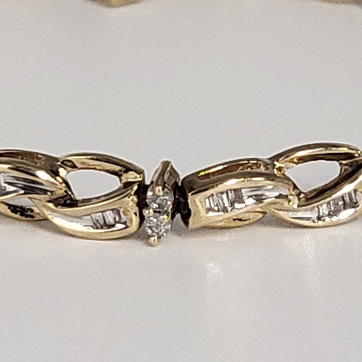 Beautiful 10K yellow gold oval link Diamonds Bracelet 7"