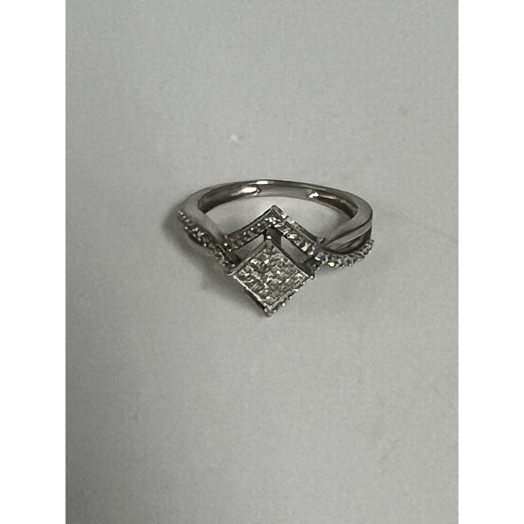 Gorgeous 10k White Gold Diamonds Ring 0.25 CT , Size 6