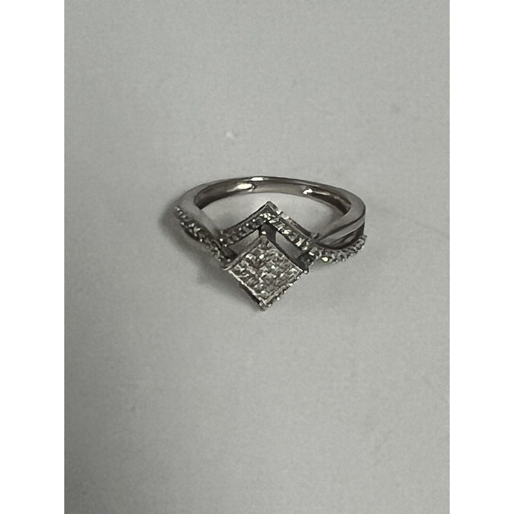 Gorgeous 10k White Gold Diamonds Ring 0.25 CT , Size 6