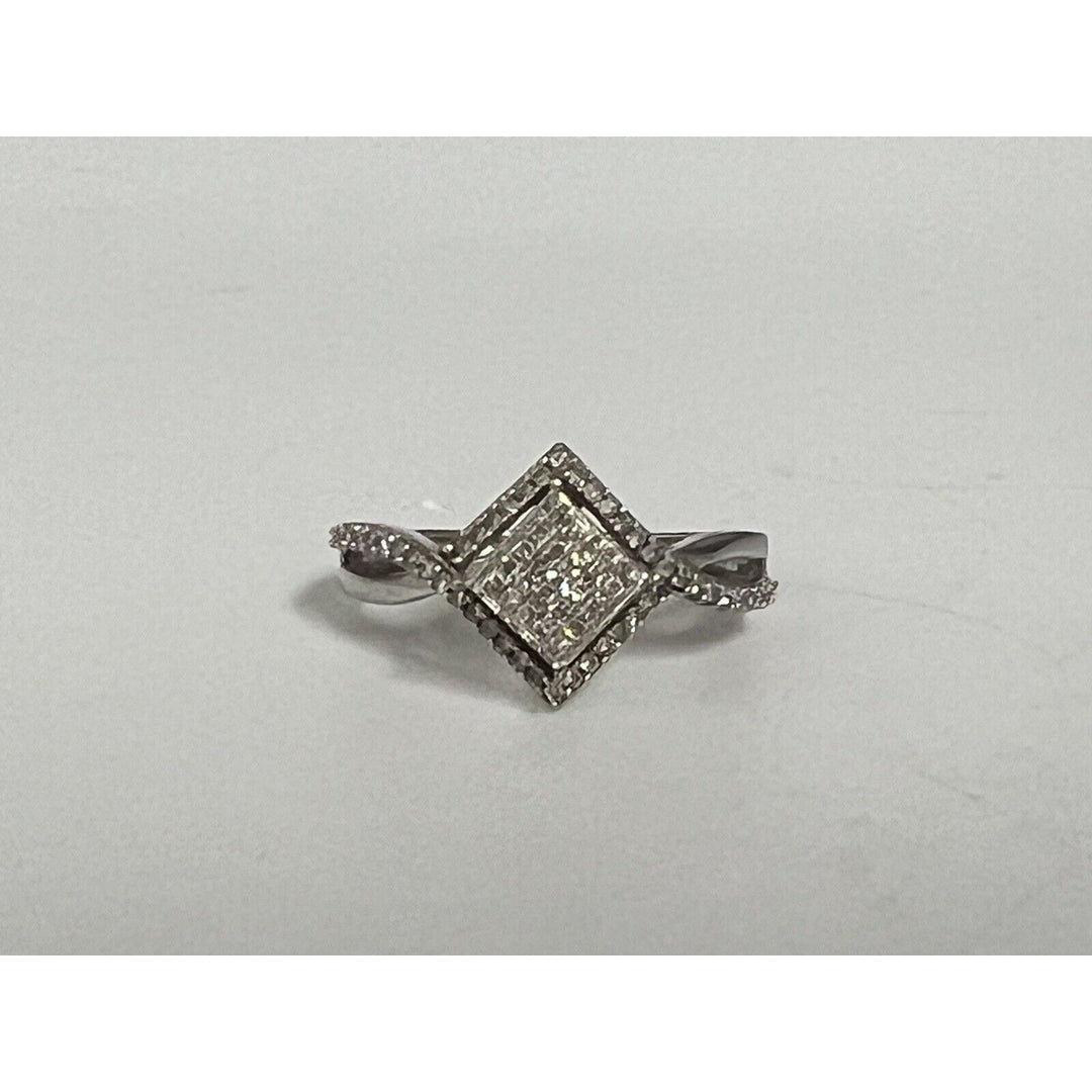 Gorgeous 10k White Gold Diamonds Ring 0.25 CT , Size 6