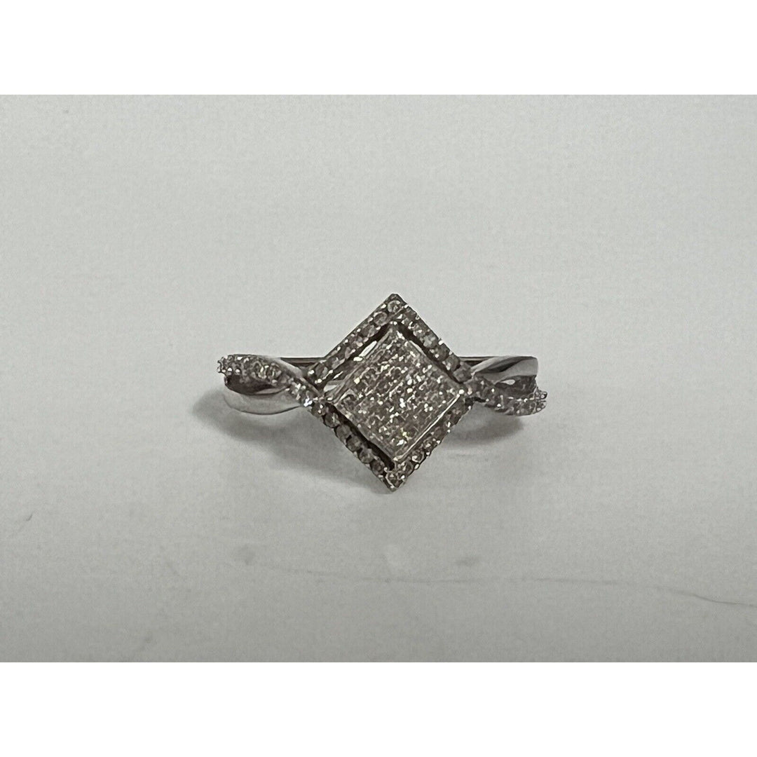 Gorgeous 10k White Gold Diamonds Ring 0.25 CT , Size 6