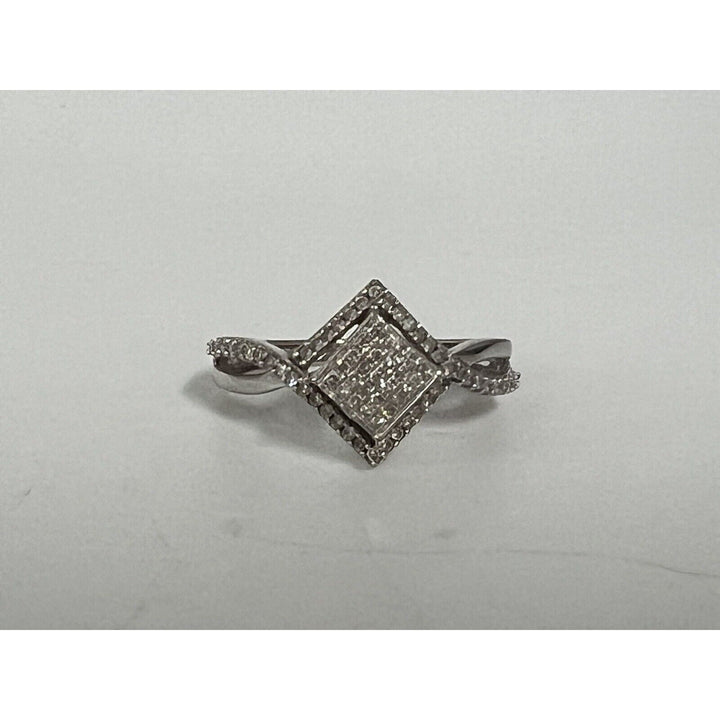 Gorgeous 10k White Gold Diamonds Ring 0.25 CT , Size 6