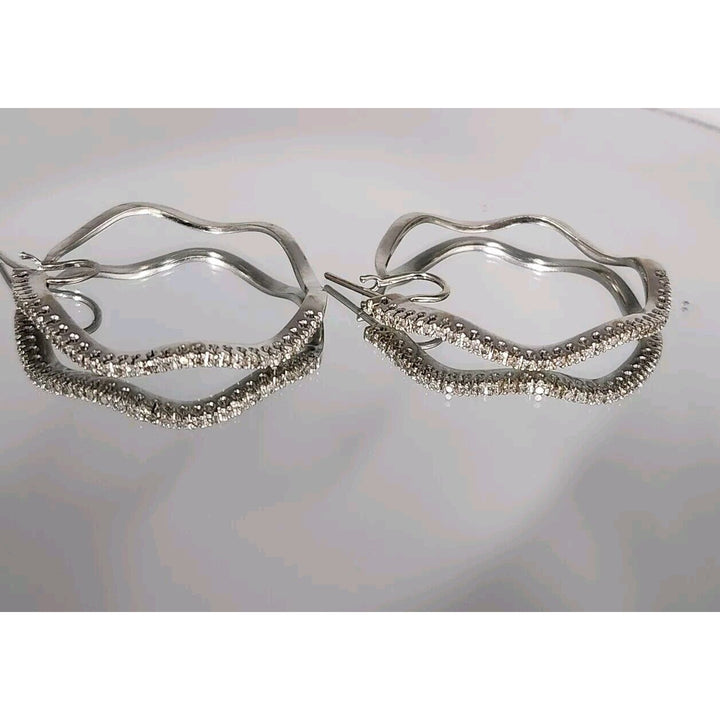 Elegant Wavy 18k White Gold Diamonds Hoop Earrings