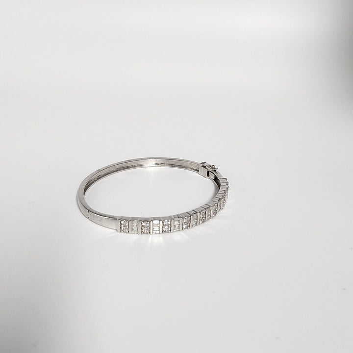 Beautiful 14k White Gold 2.04ct Diamonds Bangle Bracelet