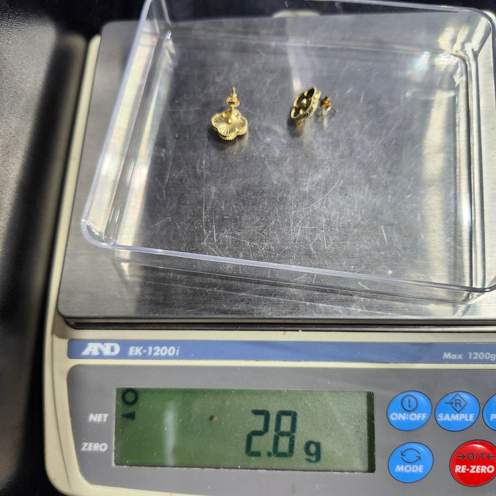 10K Yellow Gold Clover Motif Stud Earrings – Sunburst Guilloché Design, 2.8g