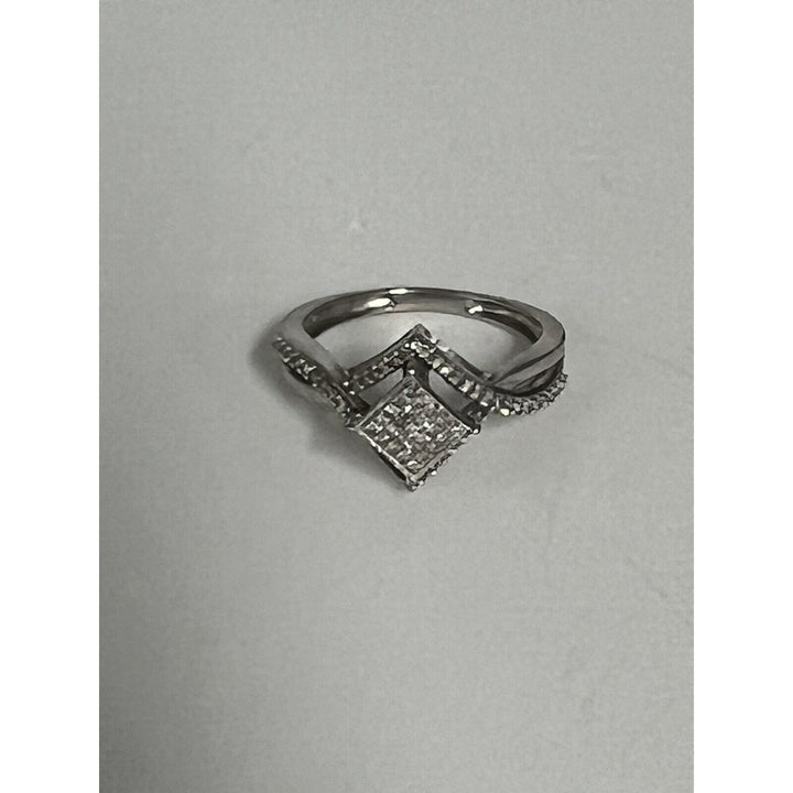 Gorgeous 10k White Gold Diamonds Ring 0.25 CT , Size 6