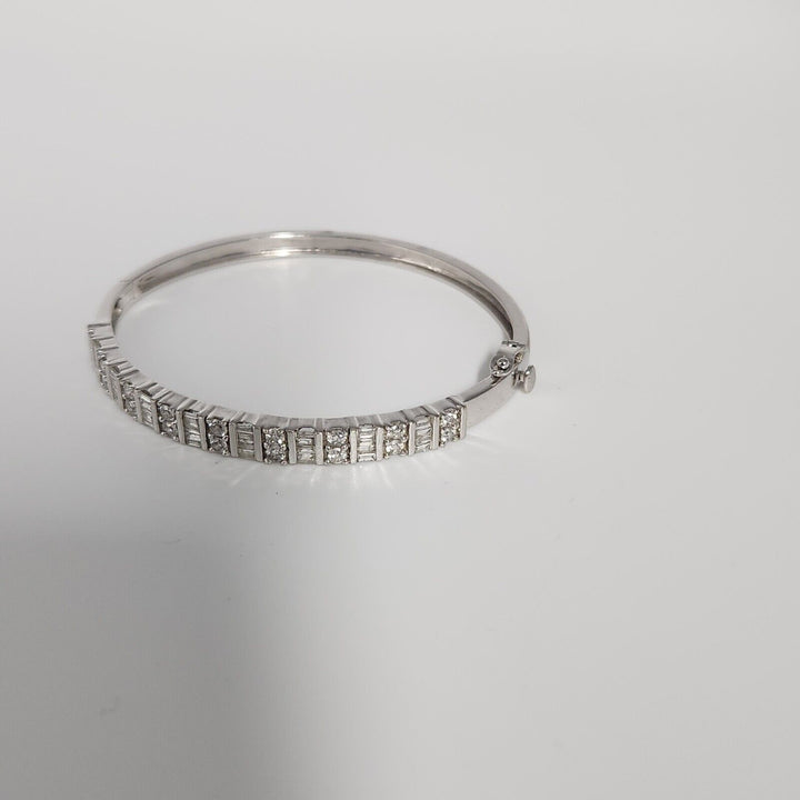 Beautiful 14k White Gold 2.04ct Diamonds Bangle Bracelet