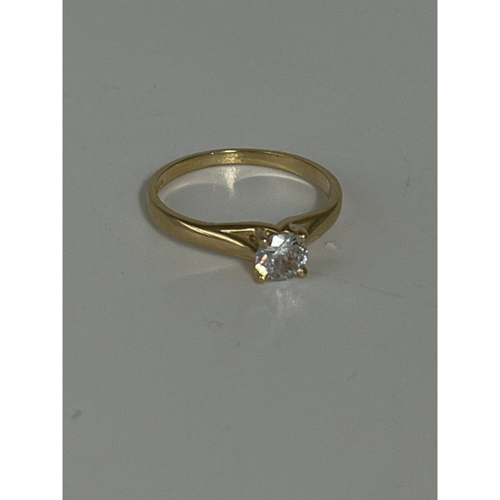 Beautiful 10k Yellow Gold Zirconia Ring