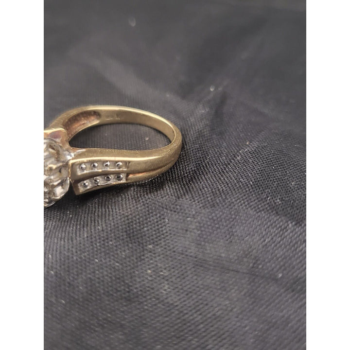 Beautiful Yellow And White Gold Diamond Ring Size 6.5 With 5.1g Of Gold