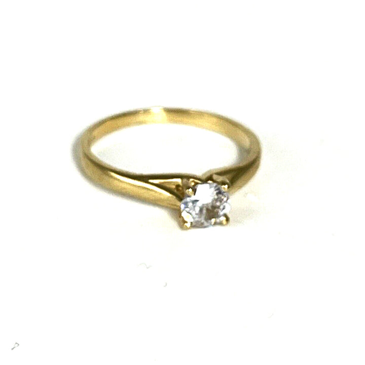 Beautiful 10k Yellow Gold Zirconia Ring