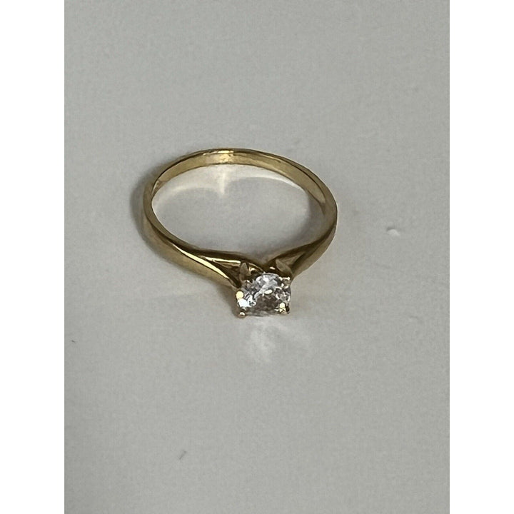 Beautiful 10k Yellow Gold Zirconia Ring