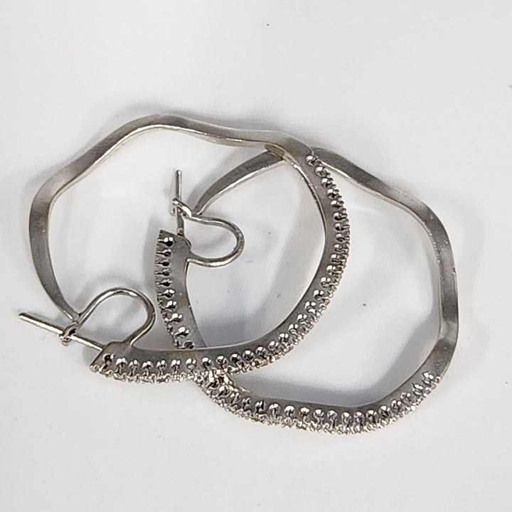 Elegant Wavy 18k White Gold Diamonds Hoop Earrings