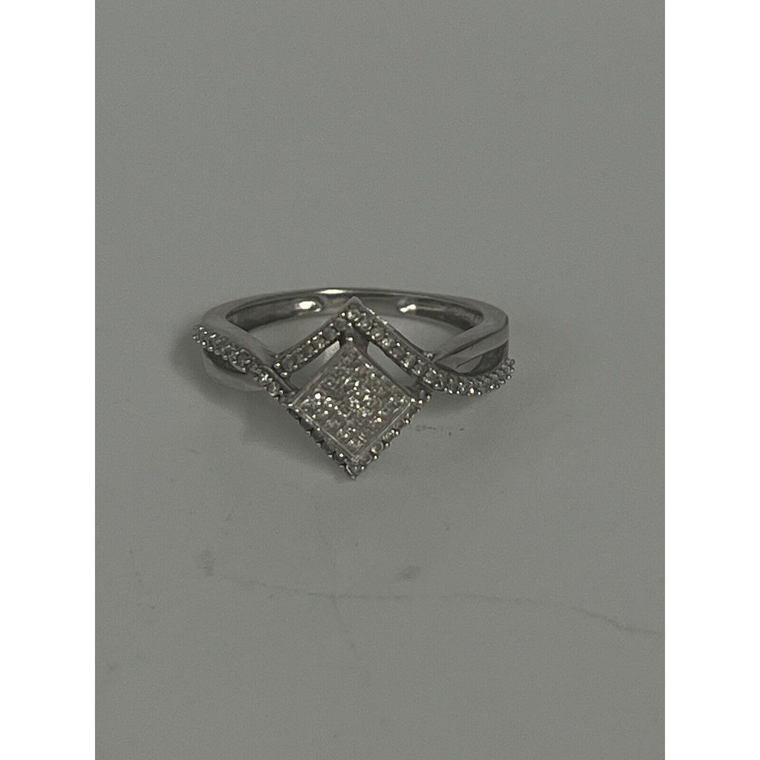 Gorgeous 10k White Gold Diamonds Ring 0.25 CT , Size 6