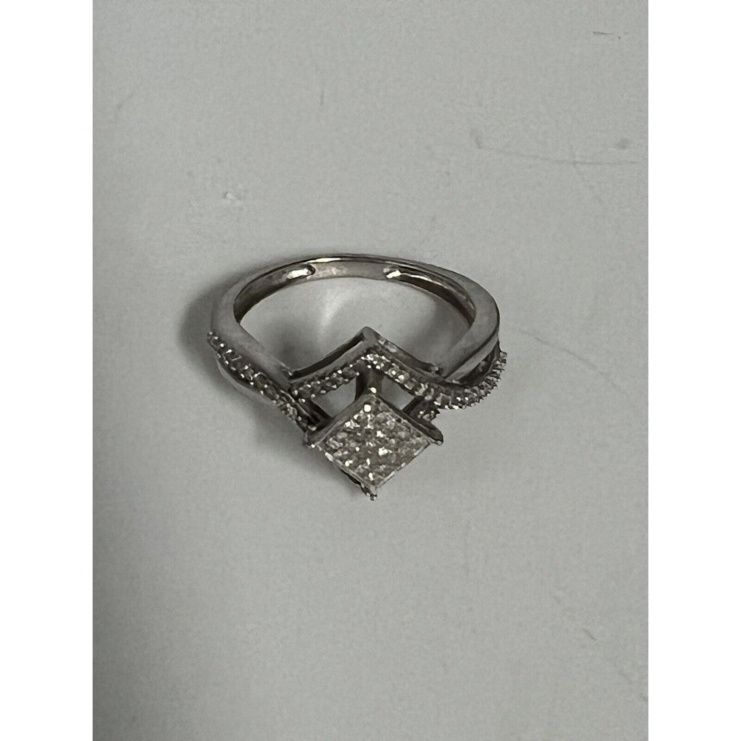 Gorgeous 10k White Gold Diamonds Ring 0.25 CT , Size 6