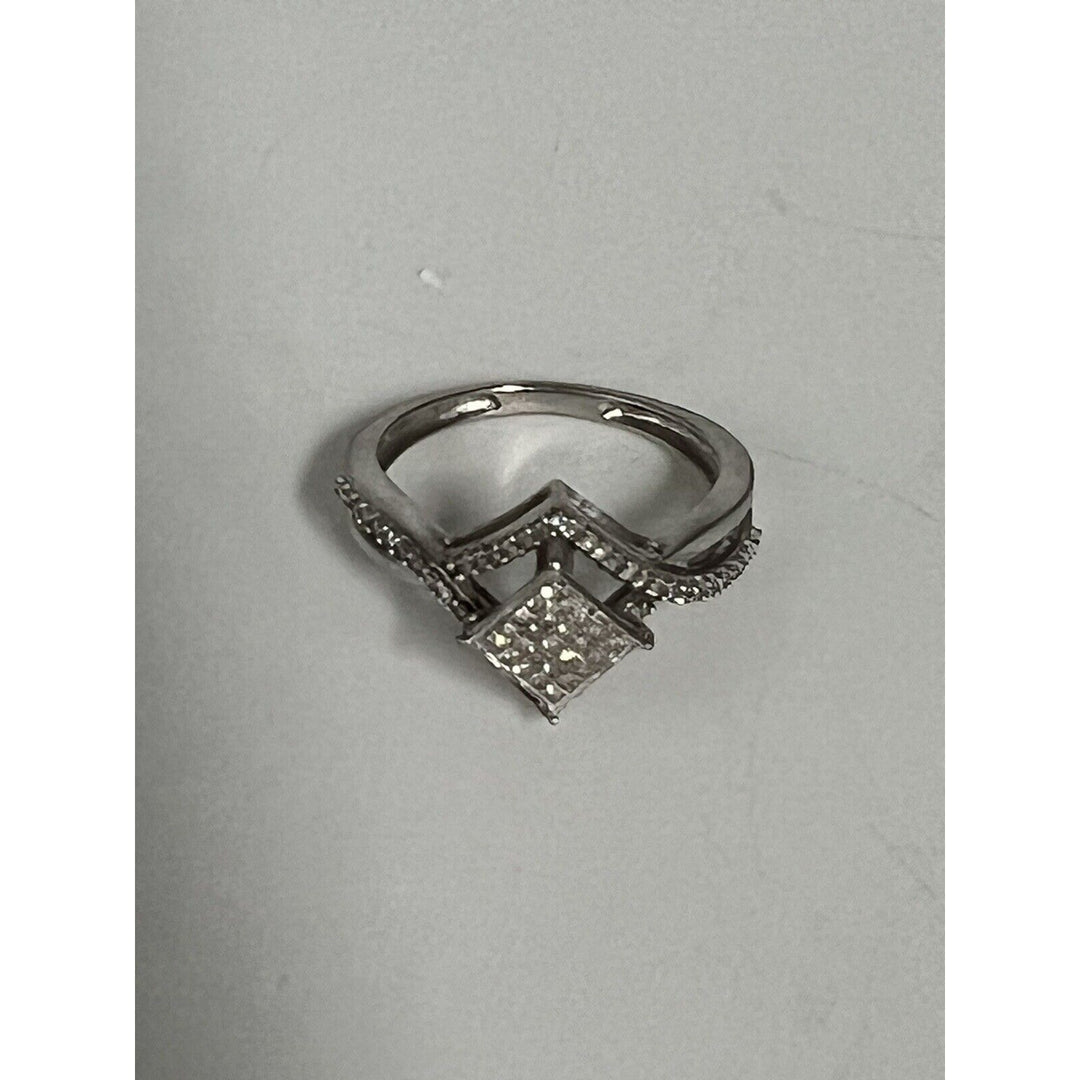Gorgeous 10k White Gold Diamonds Ring 0.25 CT , Size 6