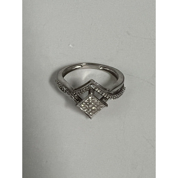 Gorgeous 10k White Gold Diamonds Ring 0.25 CT , Size 6