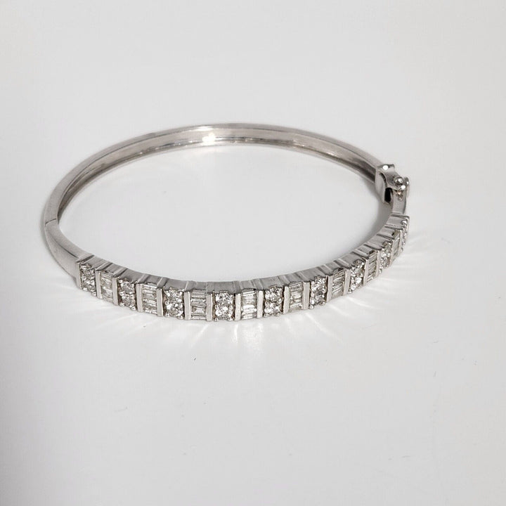 Beautiful 14k White Gold 2.04ct Diamonds Bangle Bracelet