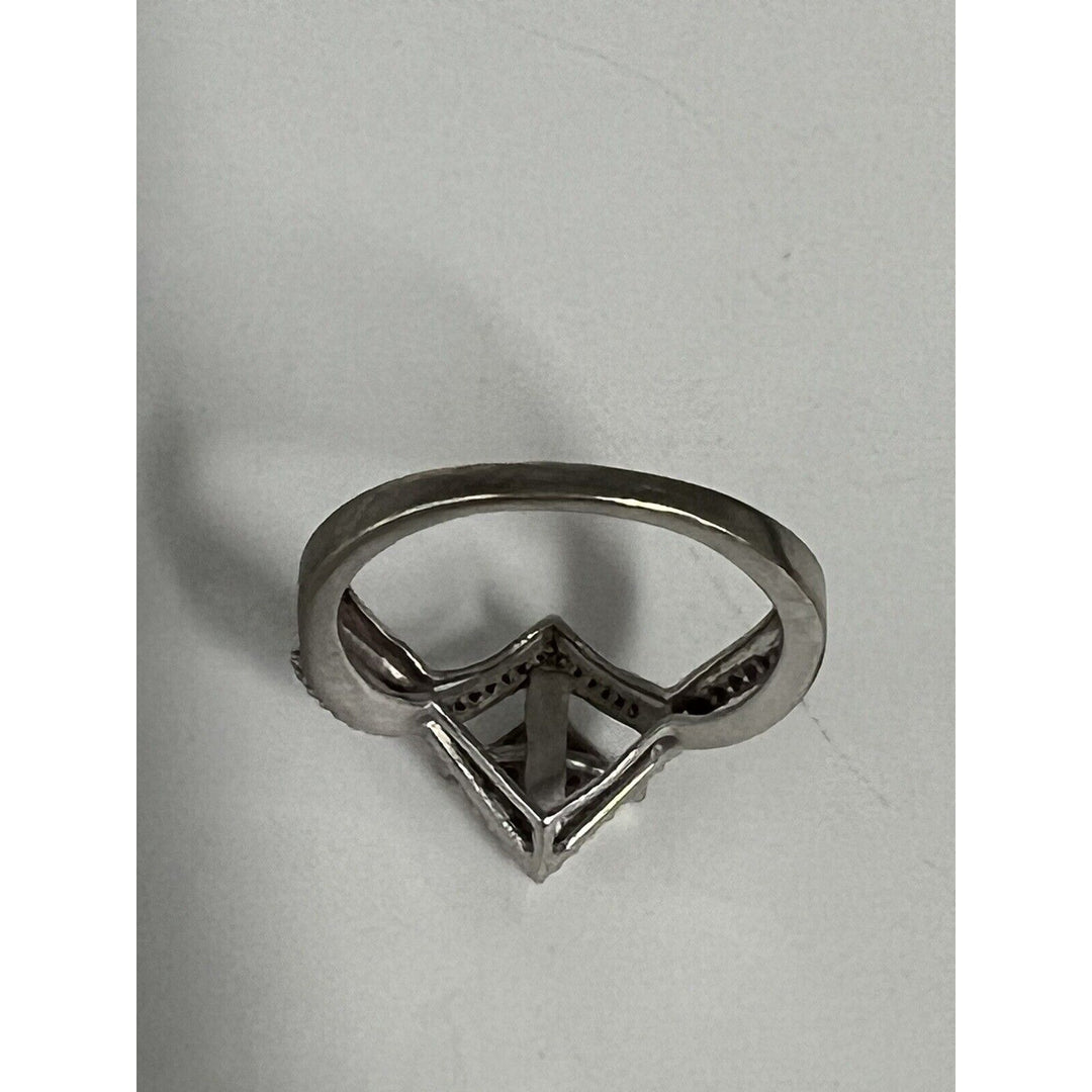 Gorgeous 10k White Gold Diamonds Ring 0.25 CT , Size 6