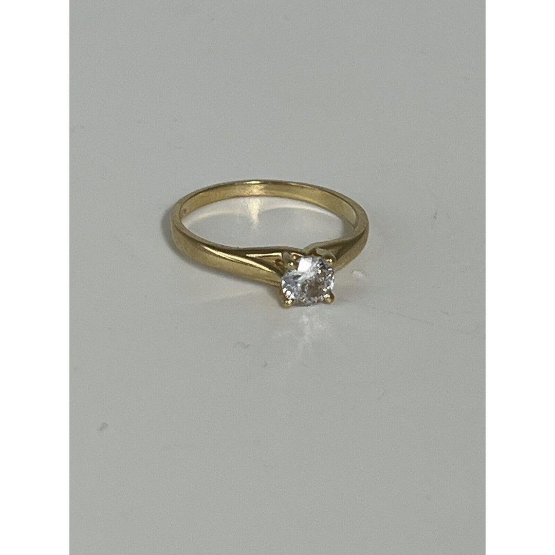 Beautiful 10k Yellow Gold Zirconia Ring