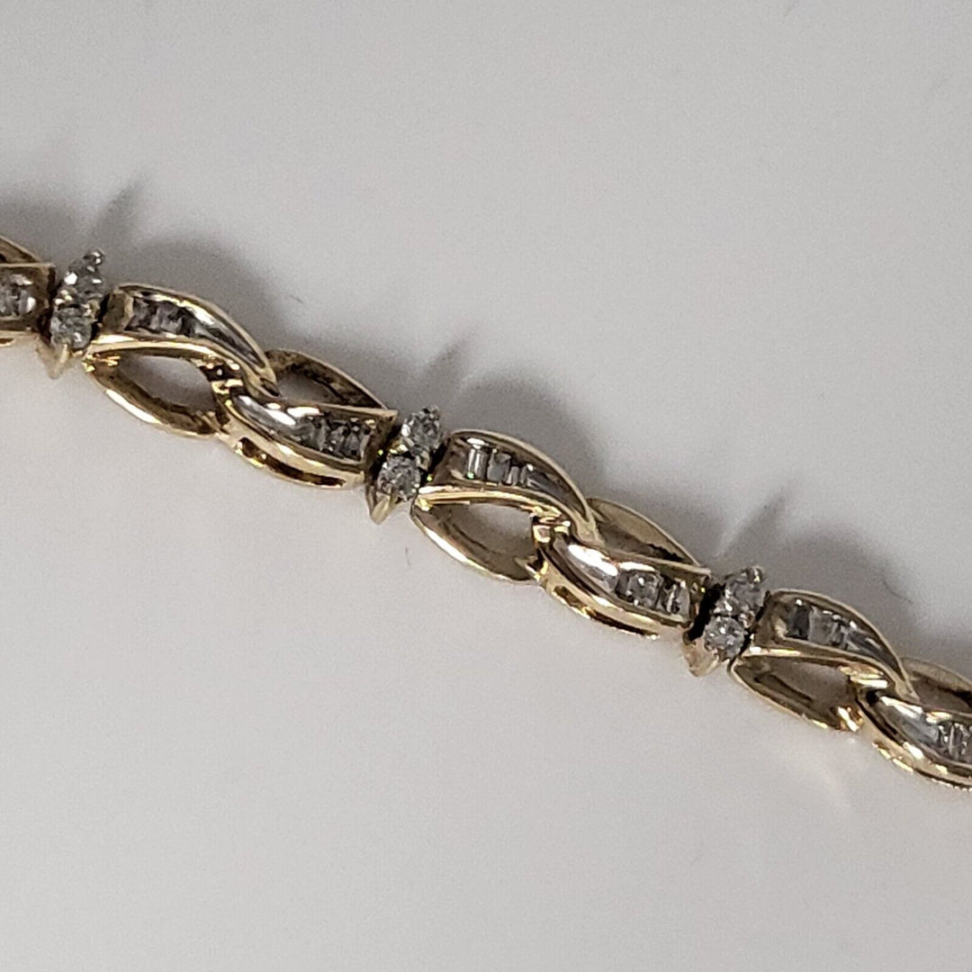 Beautiful 10K yellow gold oval link Diamonds Bracelet 7"