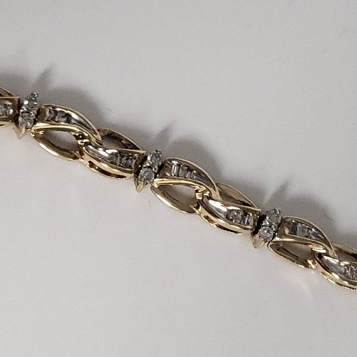 Beautiful 10K yellow gold oval link Diamonds Bracelet 7"