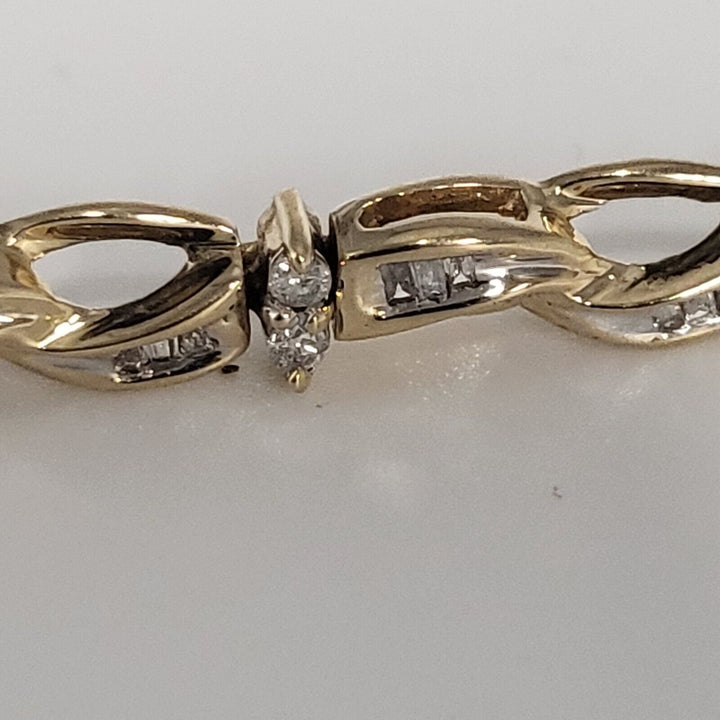 Beautiful 10K yellow gold oval link Diamonds Bracelet 7"