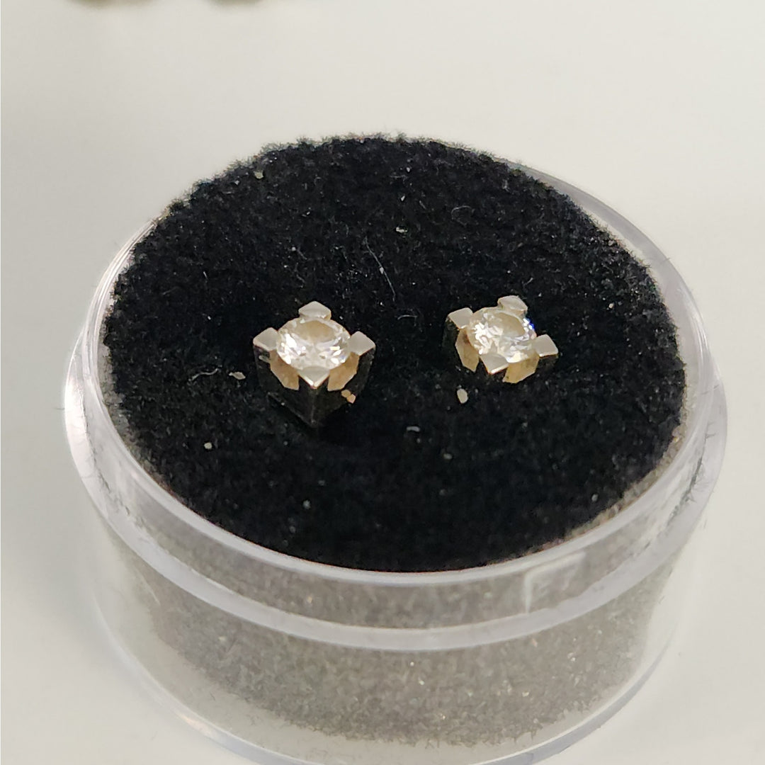 18K White Gold Natural Diamond Stud  Earrings Classic Square Setting Elegant Fine Jewelry