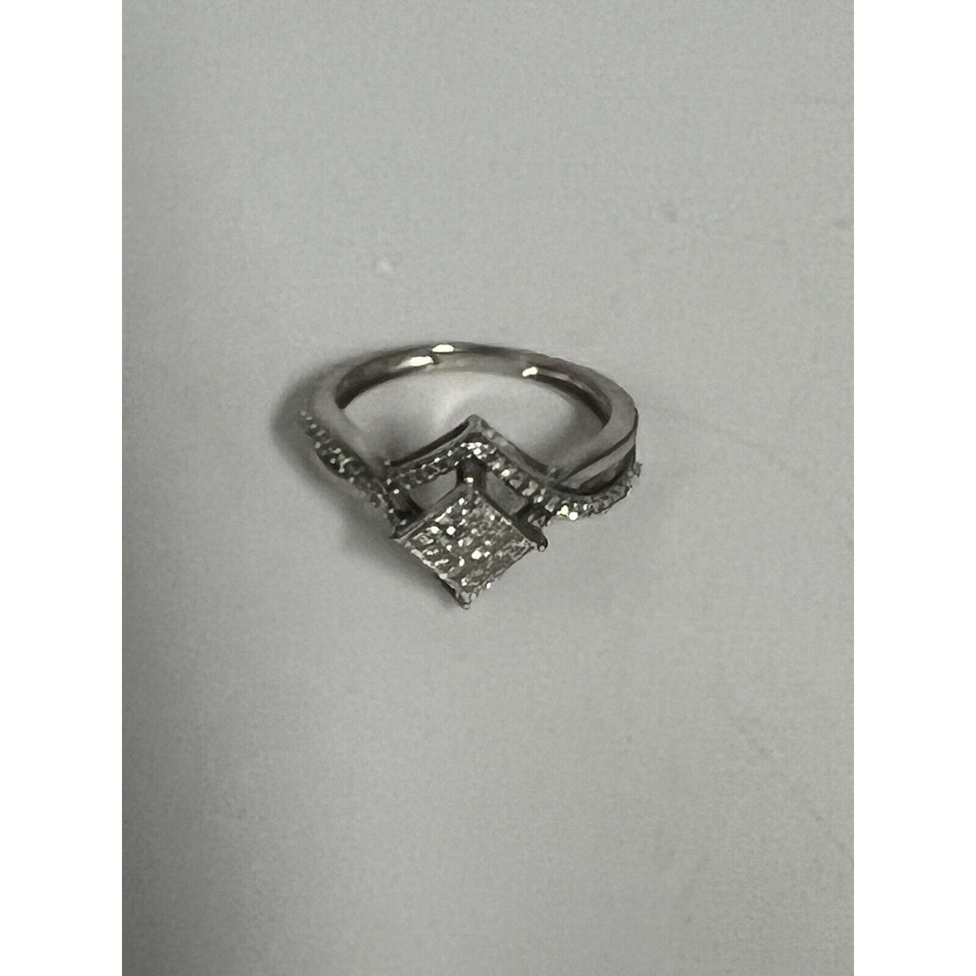 Gorgeous 10k White Gold Diamonds Ring 0.25 CT , Size 6