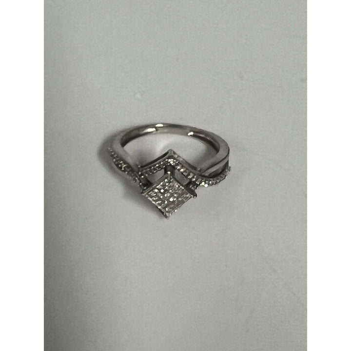 Gorgeous 10k White Gold Diamonds Ring 0.25 CT , Size 6